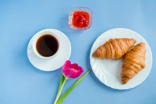 Croissants Mit Marmelade Rosa Tulpe Und Morgenkaffee Einer Weißen Tasse — Stockfoto