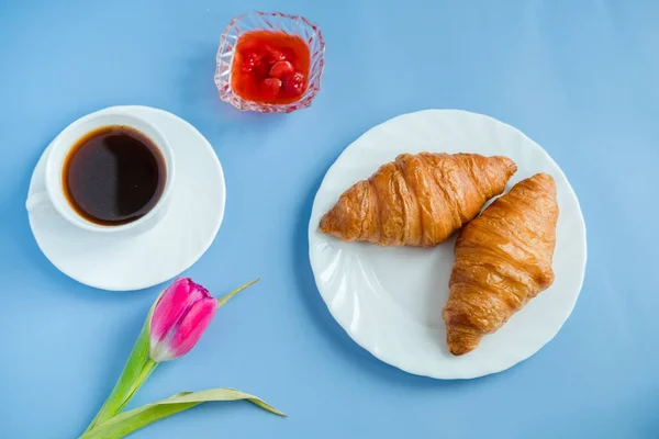 Croissants Mit Marmelade Rosa Tulpe Und Morgenkaffee Einer Weißen Tasse — Stockfoto
