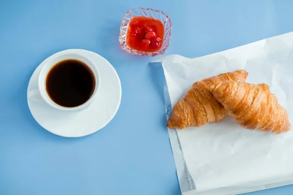 Croissants Mit Marmelade Und Morgenkaffee Lagen Flach Vereinzelt Auf Blauem — Stockfoto