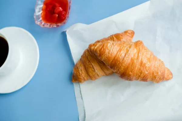 Croissants Mit Marmelade Und Morgenkaffee Lagen Flach Vereinzelt Auf Blauem — Stockfoto