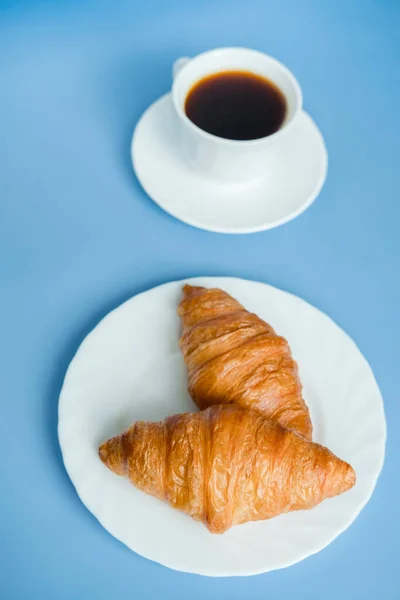 Croissanty Poranna Kawa Białym Kubku Niebieskim Tle Widok Góry — Zdjęcie stockowe