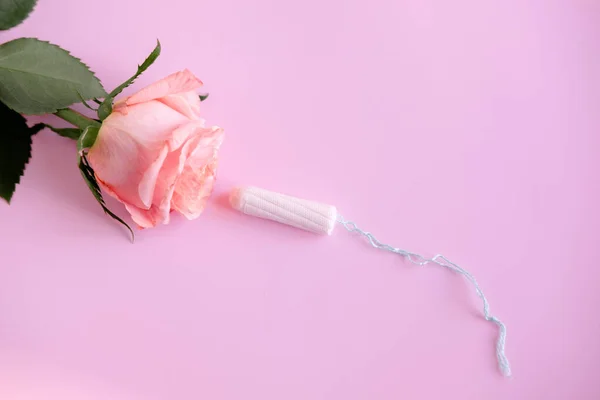 Weißer Tampon Und Rosa Rose Auf Rosa Hintergrund Kopierraum — Stockfoto