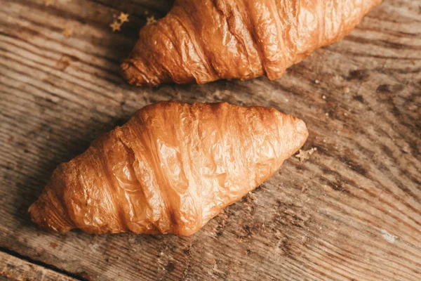 Große Croissants Auf Einem Hölzernen Hintergrund Frühstück Morgen Frankreich — Stockfoto