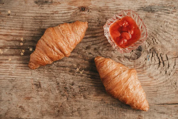 Zwei Croissants Mit Erdbeermarmelade Auf Holzgrund Draufsicht Süßes Und Herzhaftes — Stockfoto