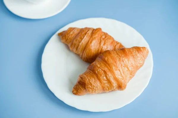 Große Croissants Auf Weißem Teller Auf Blauem Hintergrund Morgens Frühstück — Stockfoto