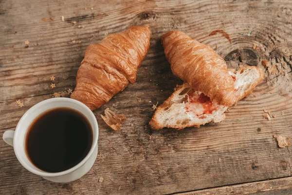 Geschnittenes Croissant Mit Butter Und Erdbeermarmelade Mit Einer Tasse Kaffee — Stockfoto