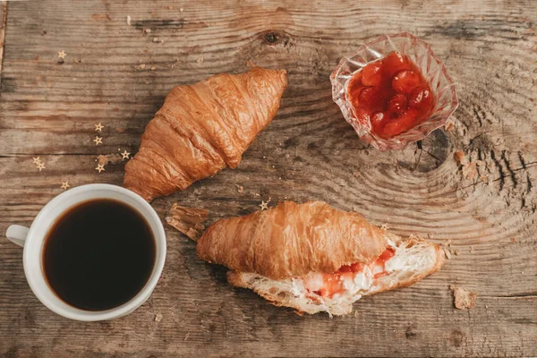 Geschnittenes Croissant Mit Butter Und Erdbeermarmelade Mit Einer Tasse Kaffee — Stockfoto
