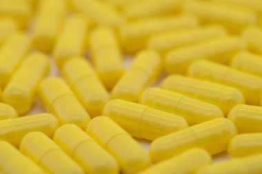 Bir sürü sarı hap dağıtıldı, ilaç, kesilmiş görüntü.