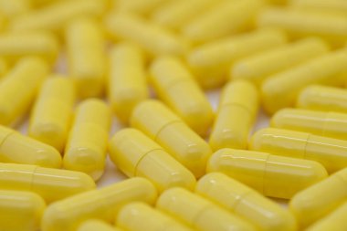 Bir sürü sarı hap dağıtıldı, ilaç, kesilmiş görüntü.