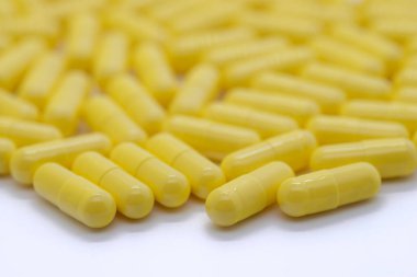 Bir sürü sarı hap dağıtıldı, ilaç, kesilmiş görüntü.