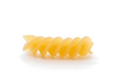 Makarna, makarna, fusilli, şehriye, beyaz arka plan, kırpılmış görüntü.