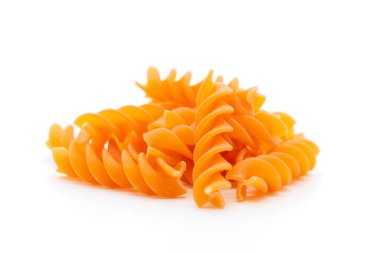 Makarna yakın plan, portakal renkli, vegan, makarna, fusilli, şehriye, beyaz arka plan, kırpılmış görüntü