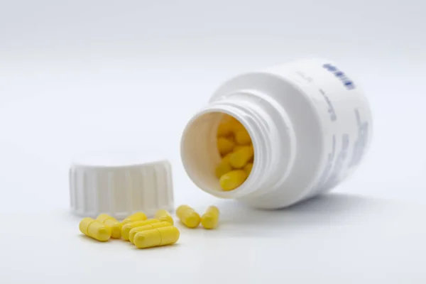 Píldoras Color Amarillo Con Pastillas Puede Sobre Fondo Blanco Medicina — Foto de Stock