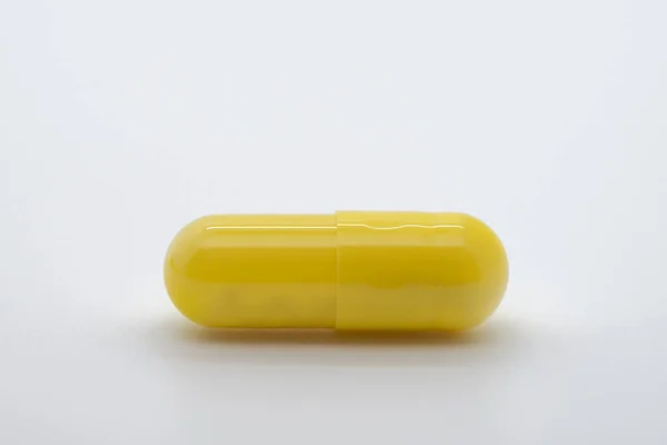 Píldora Color Amarillo Sobre Fondo Blanco Medicina Imagen Recortada — Foto de Stock