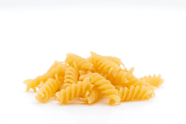 Ζυμαρικά Ένα Κοντινό Πλάνο Ζυμαρικά Fusilli Noodle Λευκό Φόντο Περικοπή — Φωτογραφία Αρχείου