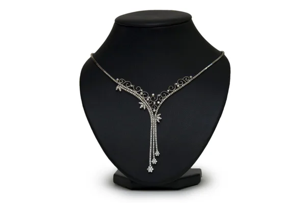 Magnifique collier en argent sur mannequin isolé sur blanc — Photo