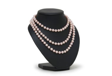 kolye üzerinde beyaz izole