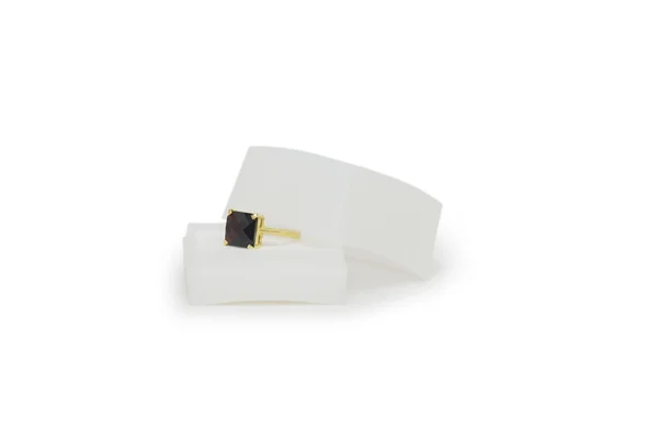 L'anello d'oro con una pietra su sfondo bianco . — Foto Stock