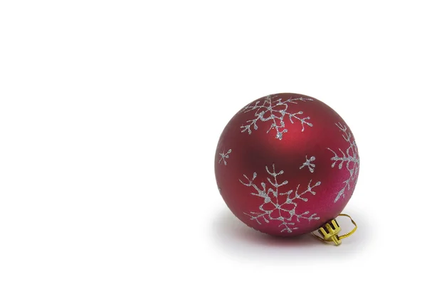 Bola tradicional de Navidad aislada sobre fondo blanco —  Fotos de Stock