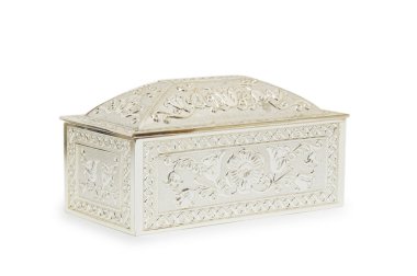 beyaz izole gümüş takı kutusu