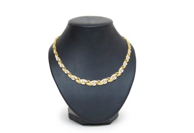 manken üzerinde beyaz izole güzel altın kolye