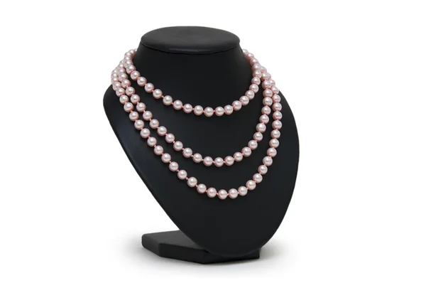 Collana di perle su manichino nero isolato — Foto Stock