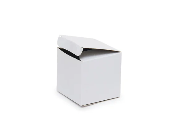 Caixa de presente de papel branco em fundo isolado — Fotografia de Stock
