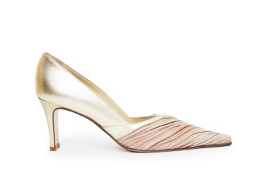 Biege'e yüksek topuk ayakkabı üzerine beyaz izole