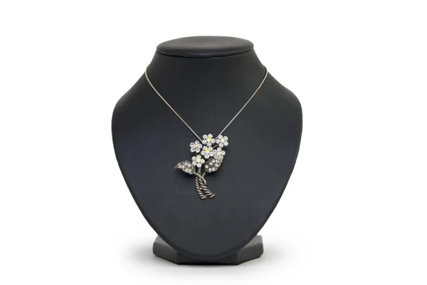 Magnifique collier en argent sur mannequin isolé sur blanc — Photo