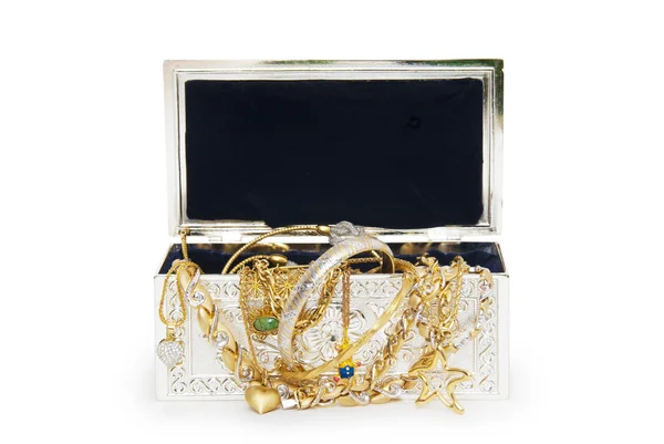 Caja de joyas con collares aislados sobre fondo blanco —  Fotos de Stock