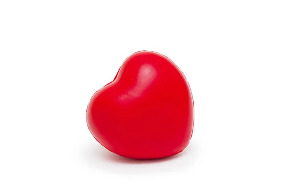 Un corazón rojo aislado sobre fondo blanco — Foto de Stock