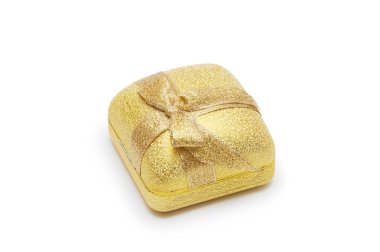 hediye kutusu beyaz arkaplanda izole edildi