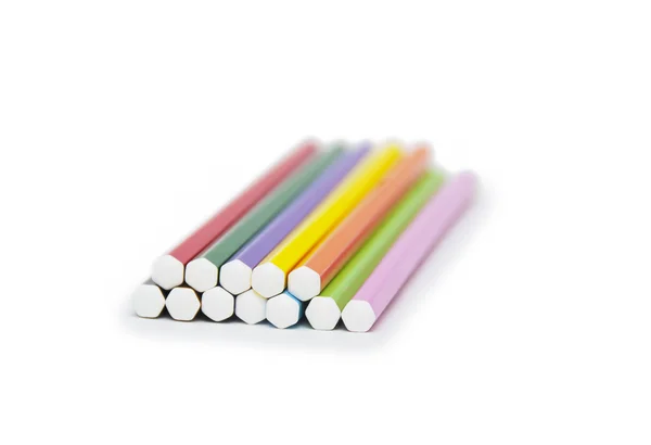 Crayons de couleur isolés sur blanc — Photo