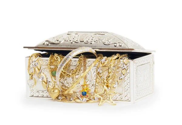 Caixa de jóias com colares isolados em fundo branco — Fotografia de Stock
