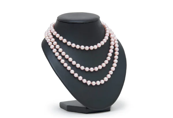 Collier perle sur mannequin noir isolé — Photo