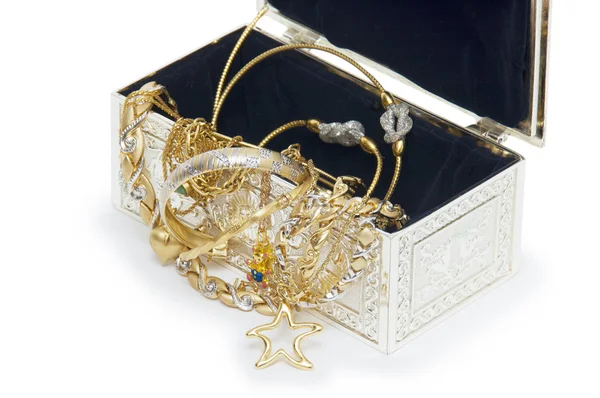 Boîte à bijoux avec colliers isolés sur fond blanc — Photo