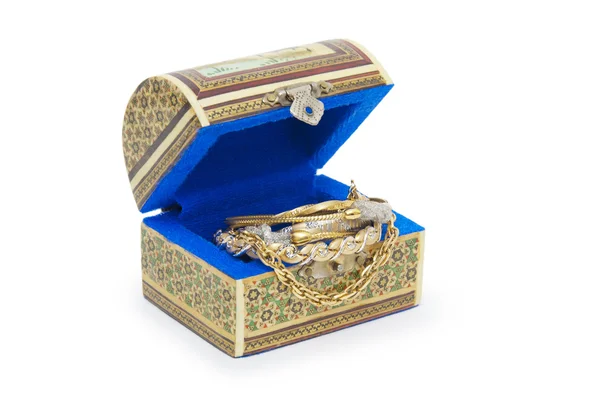 Jewel box met kettingen geïsoleerd op witte achtergrond — Stockfoto