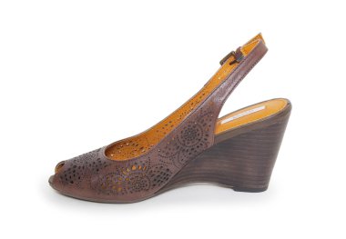 kadınların yüksek topuk ayakkabı beyaz bir arka plana dayanır