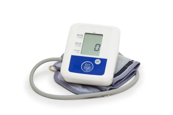Misuratore di pressione sanguigna digitale con simbolo del cuore d'amore su sfondo bianco — Foto Stock