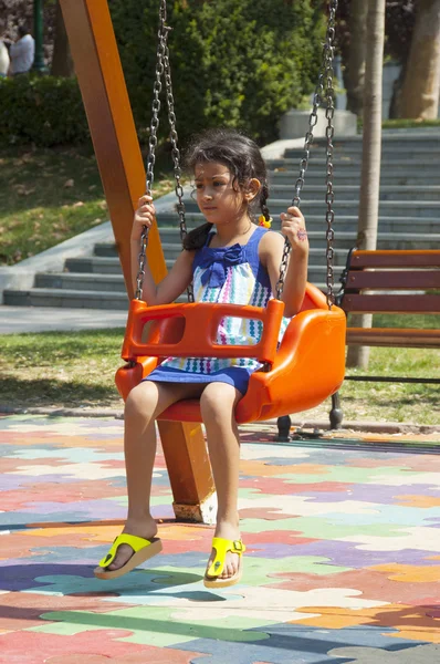 Menina brincando no balanço — Fotografia de Stock