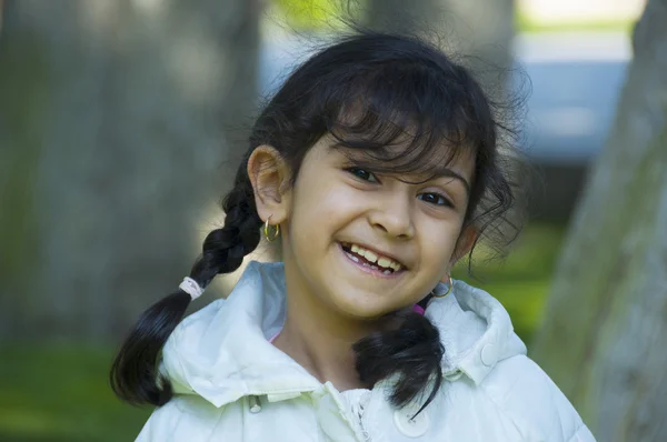 Linda niña al aire libre buscando muy feliz — Foto de Stock