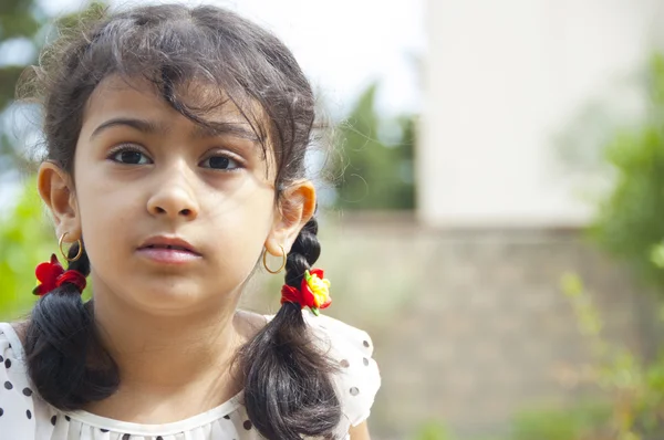 Linda niña al aire libre en el día de verano — Foto de Stock