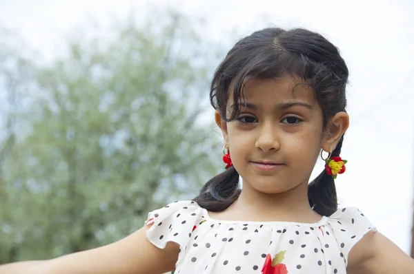 Linda niña al aire libre en el día de verano — Foto de Stock