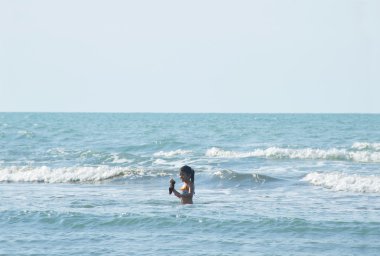  sevimli küçük kız denizde Yüzme