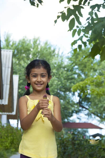 Sweet little girl outdoors — Stock Photo, Image