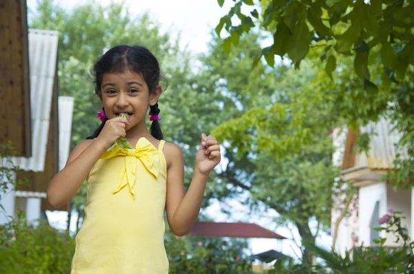 Dolce bambina all'aperto — Foto Stock