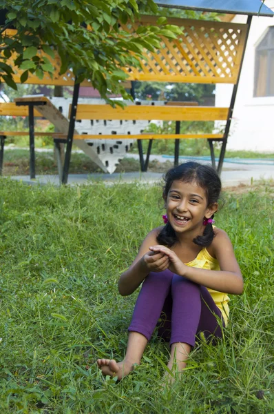 Douce petite fille en plein air — Photo