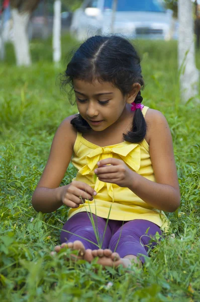 Dulce niña al aire libre —  Fotos de Stock