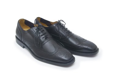 Beyaz ayakkabılarla erkek moda 