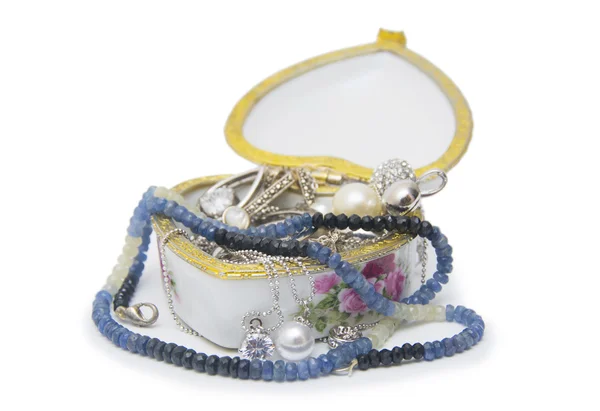Uma caixa de jóias isolada contra um fundo branco — Fotografia de Stock